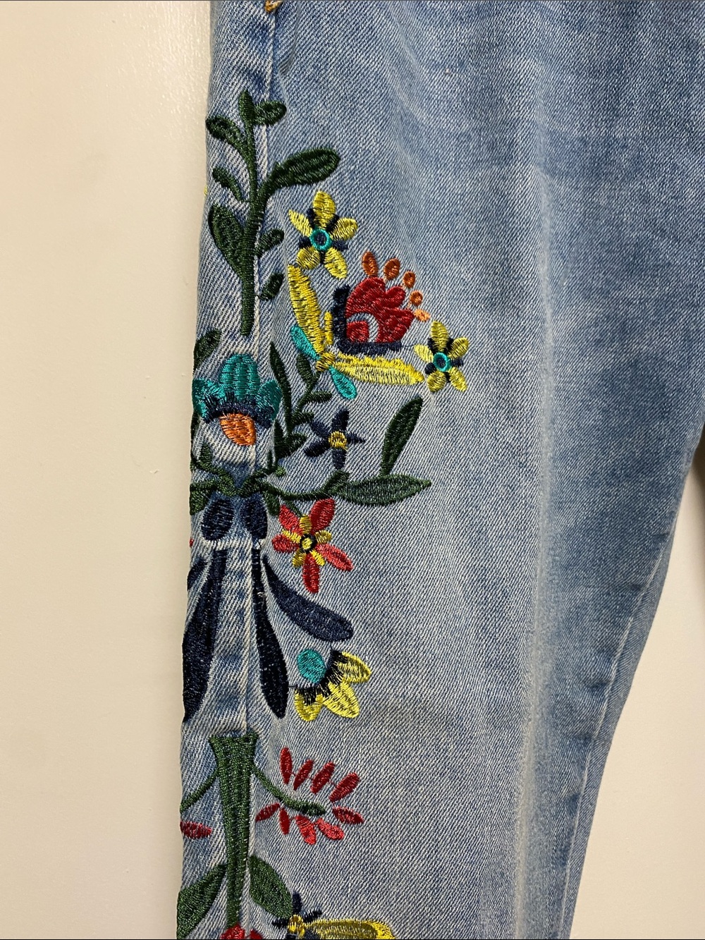 Zara Light Blue Straight-Leg Jeans with Floral Side Embroidery - Picture 3 of 14